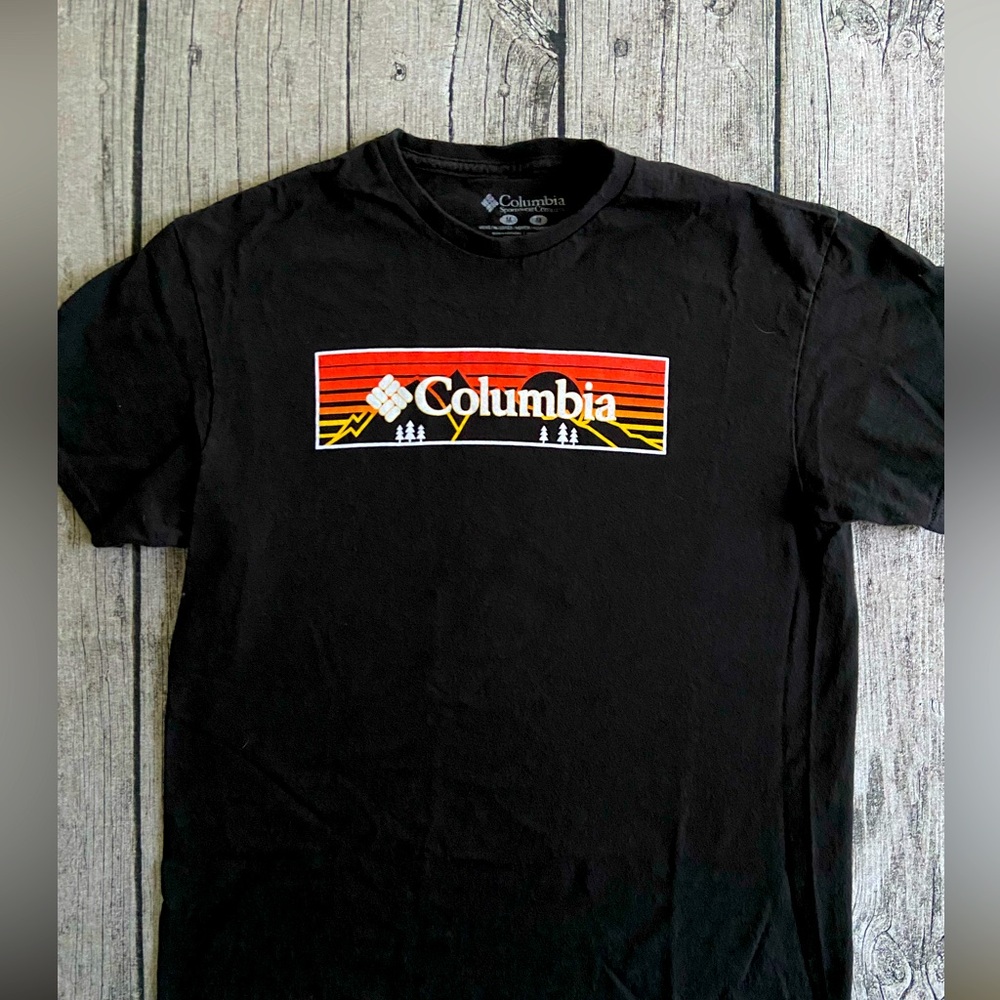 Columbia short sleeve tee. Mens size M. Fits youth, boys size XL.